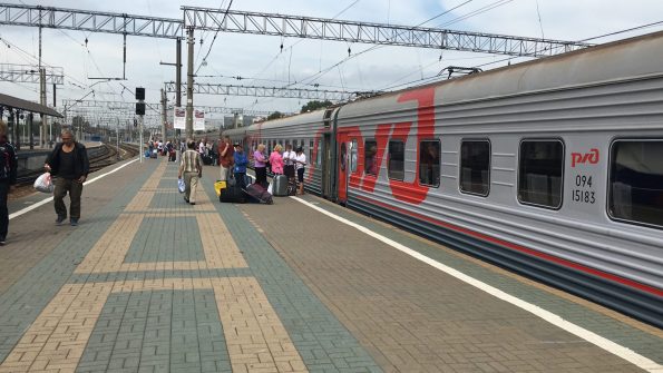 Fahrkartenkontrolle ider Transsibirischen Eisenbahn in Moskau